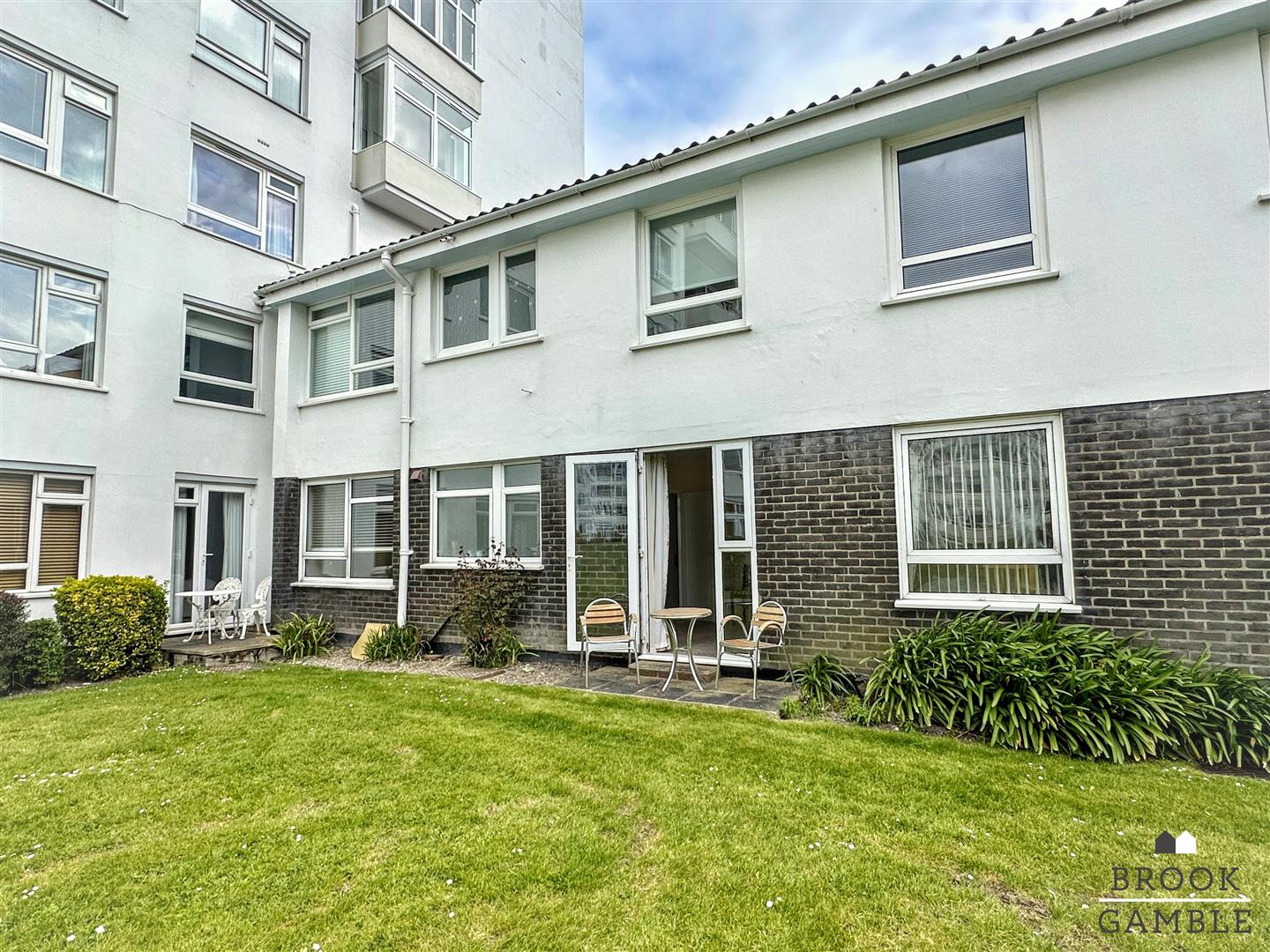 2 Bedroom Flat. Compton Place Road in Eastbourne,  17